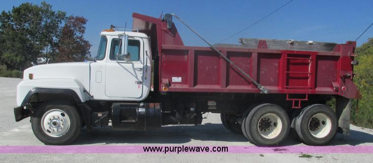 image for item I3211 1997 Mack RD688S dump truck