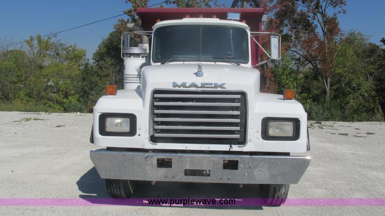 image for item I3211 1997 Mack RD688S dump truck