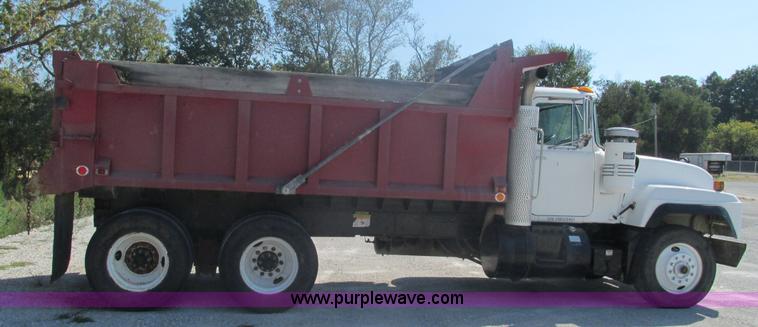 image for item I3211 1997 Mack RD688S dump truck