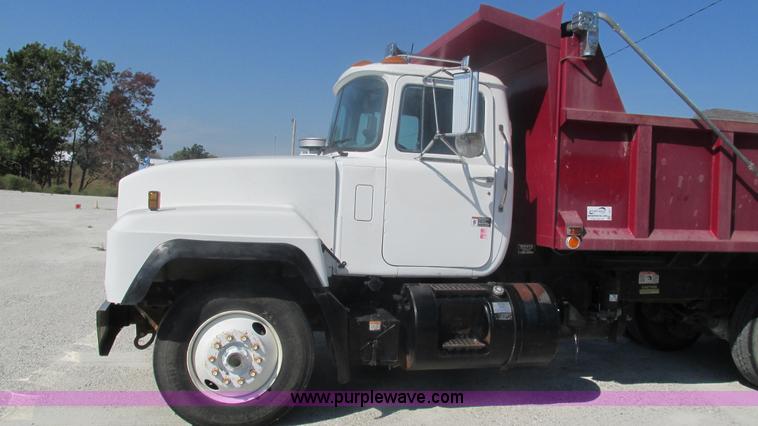 image for item I3211 1997 Mack RD688S dump truck