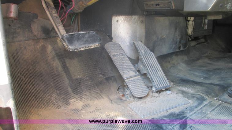 image for item I3211 1997 Mack RD688S dump truck