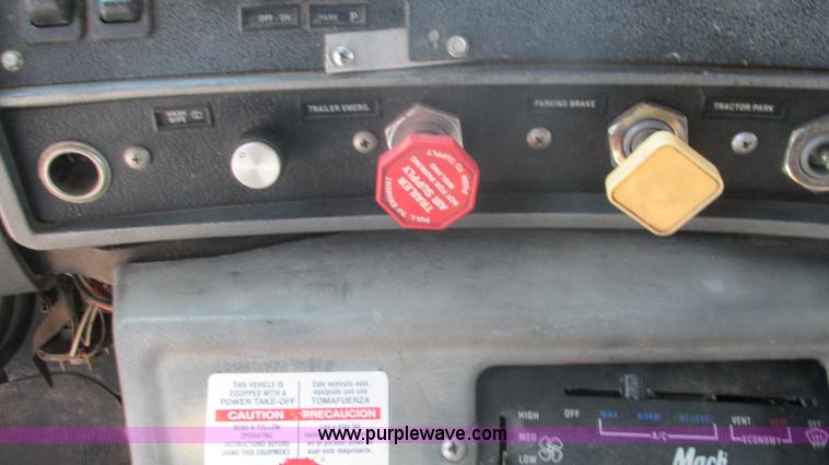 image for item I3211 1997 Mack RD688S dump truck