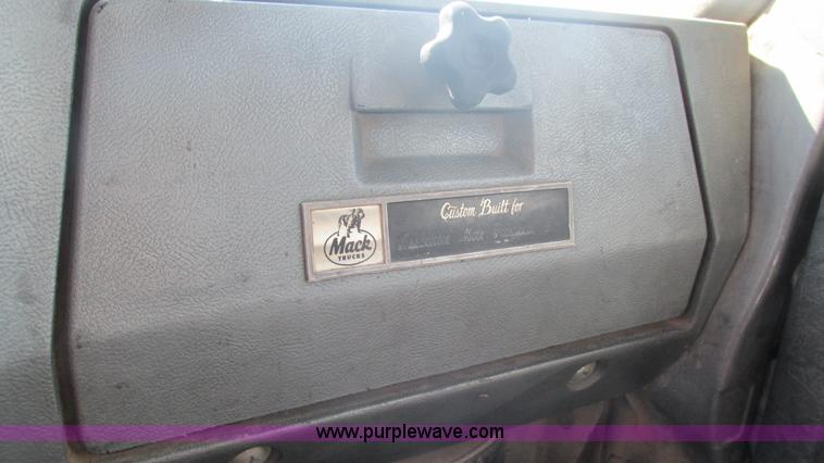 image for item I3211 1997 Mack RD688S dump truck