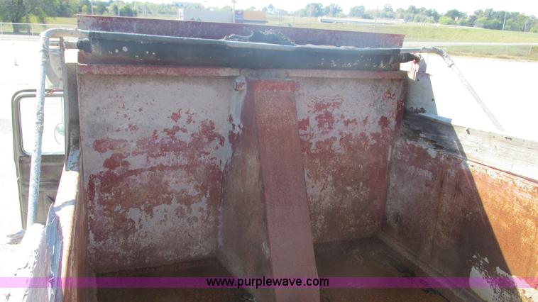 image for item I3211 1997 Mack RD688S dump truck