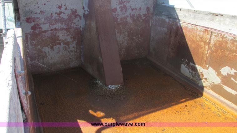 image for item I3211 1997 Mack RD688S dump truck