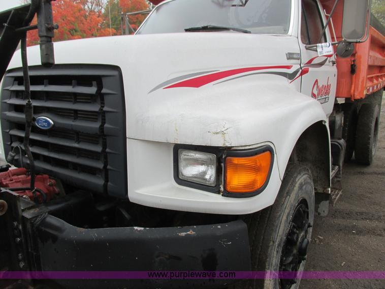 image for item I3824 1995 Ford F800 dump truck