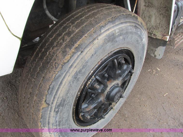 image for item I3824 1995 Ford F800 dump truck