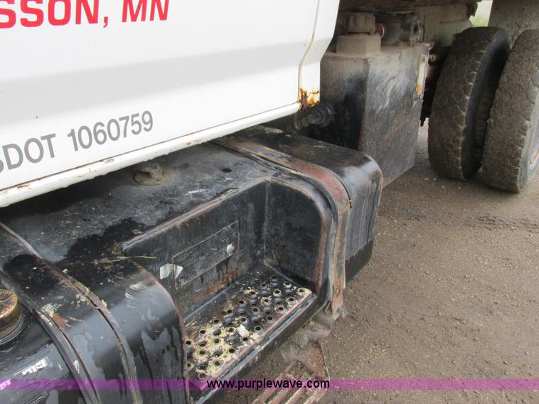 image for item I3824 1995 Ford F800 dump truck