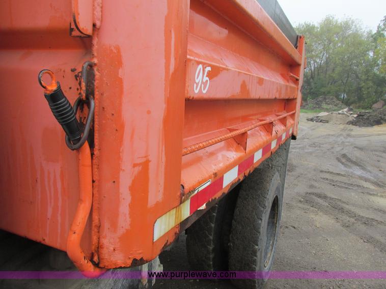 image for item I3824 1995 Ford F800 dump truck