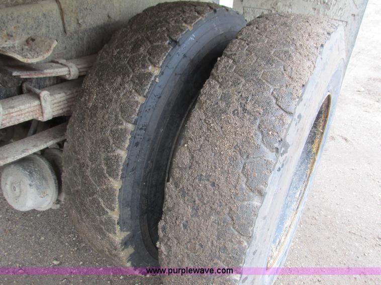 image for item I3824 1995 Ford F800 dump truck