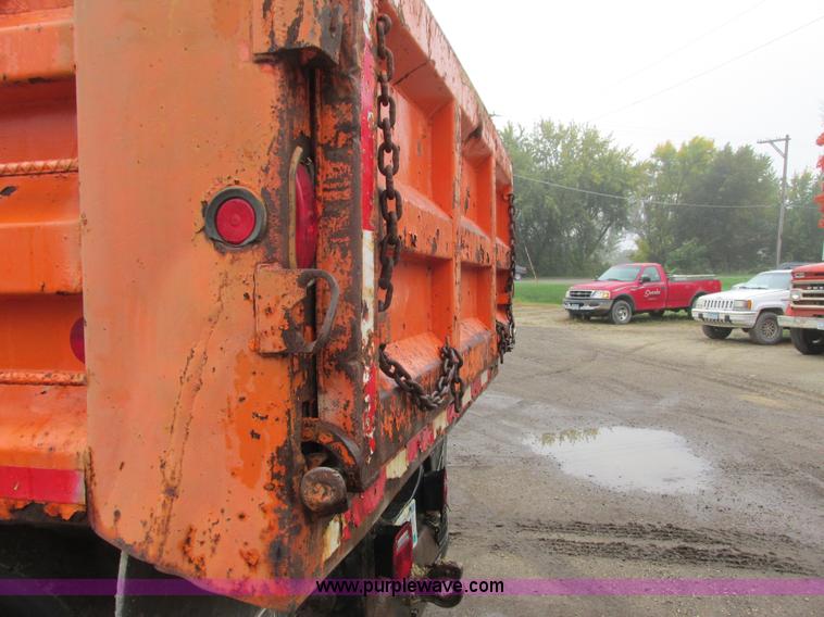 image for item I3824 1995 Ford F800 dump truck