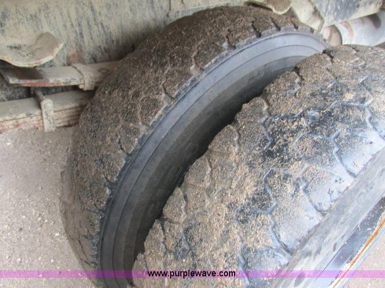 image for item I3824 1995 Ford F800 dump truck