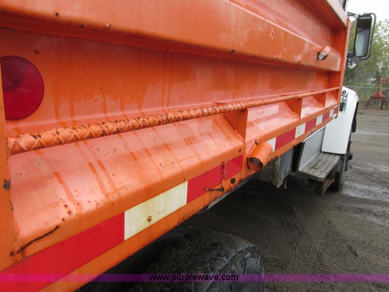 image for item I3824 1995 Ford F800 dump truck