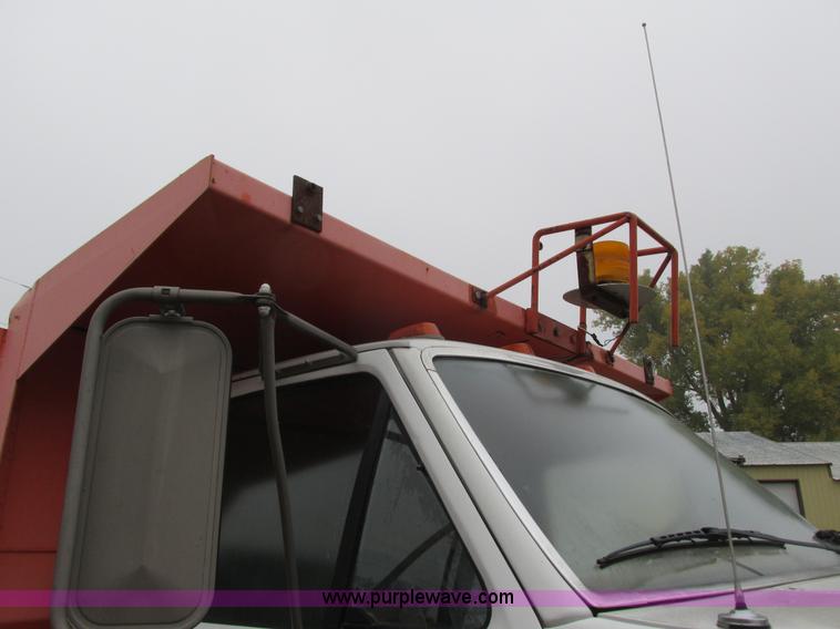 image for item I3824 1995 Ford F800 dump truck