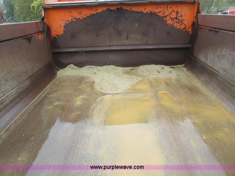 image for item I3824 1995 Ford F800 dump truck