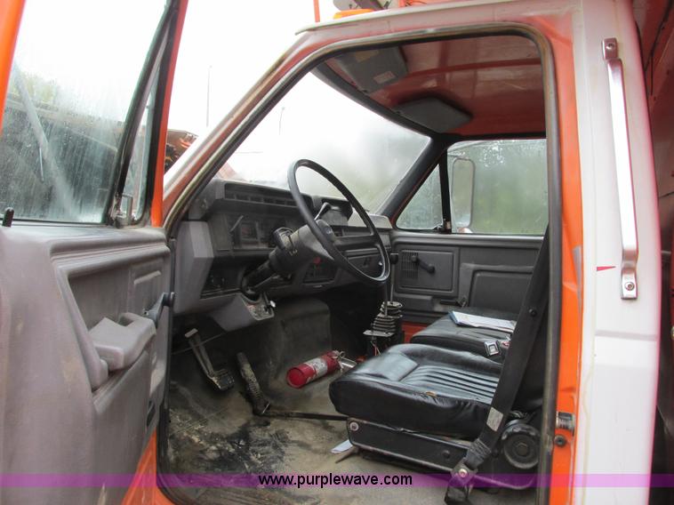 image for item I3824 1995 Ford F800 dump truck