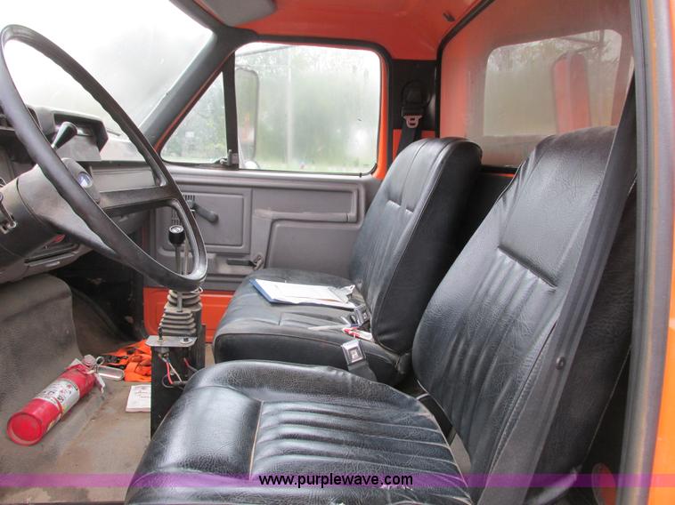 image for item I3824 1995 Ford F800 dump truck