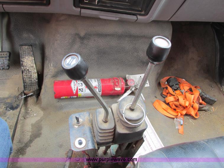 image for item I3824 1995 Ford F800 dump truck