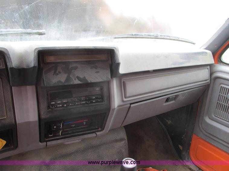 image for item I3824 1995 Ford F800 dump truck