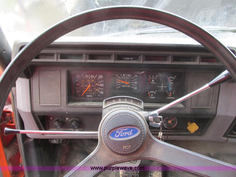 image for item I3824 1995 Ford F800 dump truck