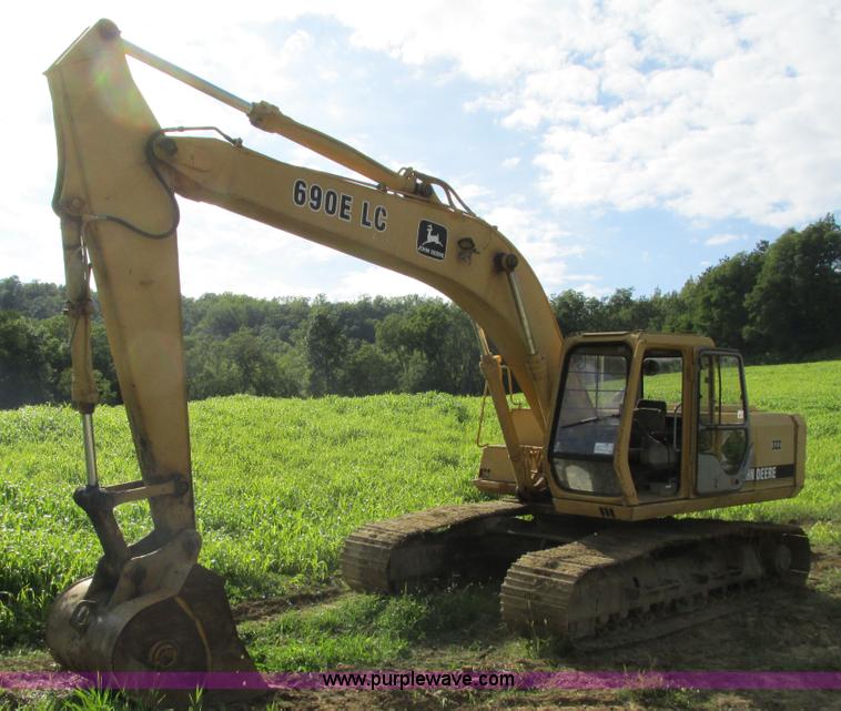 image for item I3827 1994 John Deere 690E LC excavator