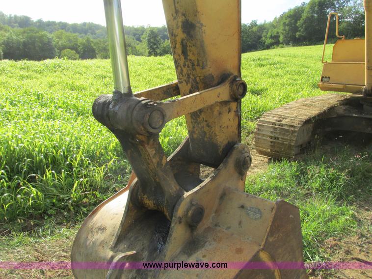 image for item I3827 1994 John Deere 690E LC excavator