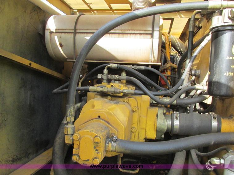 image for item I3827 1994 John Deere 690E LC excavator