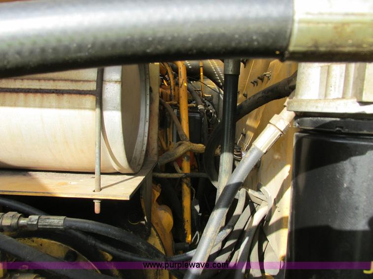 image for item I3827 1994 John Deere 690E LC excavator