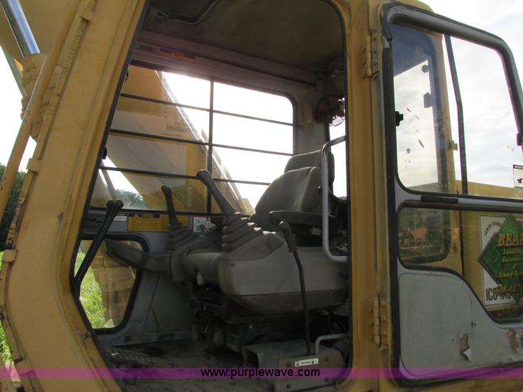 image for item I3827 1994 John Deere 690E LC excavator
