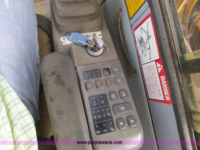 image for item I3827 1994 John Deere 690E LC excavator