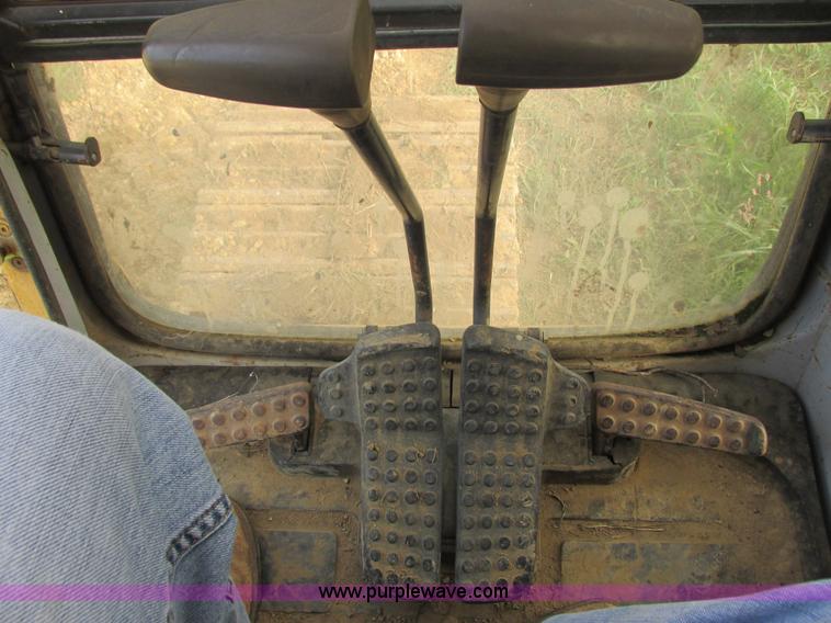 image for item I3827 1994 John Deere 690E LC excavator