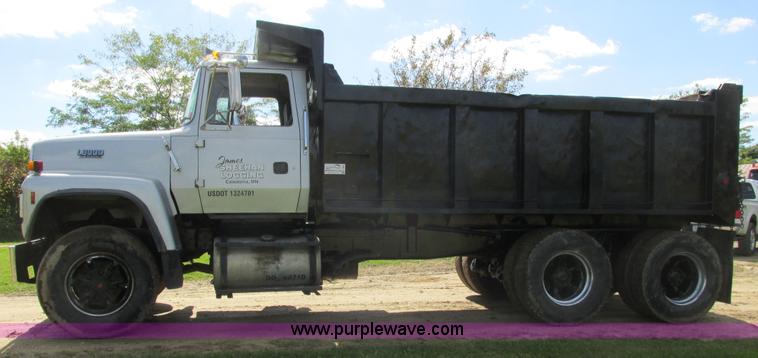 image for item I3829 1992 Ford LT8000 dump truck