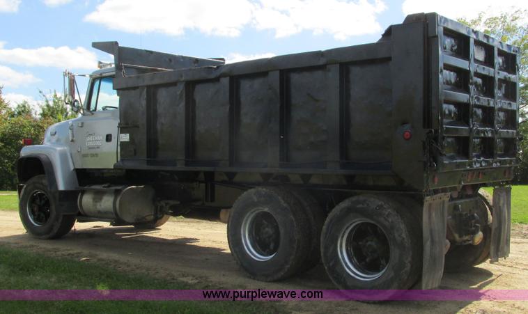 image for item I3829 1992 Ford LT8000 dump truck