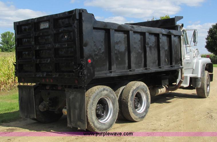 image for item I3829 1992 Ford LT8000 dump truck