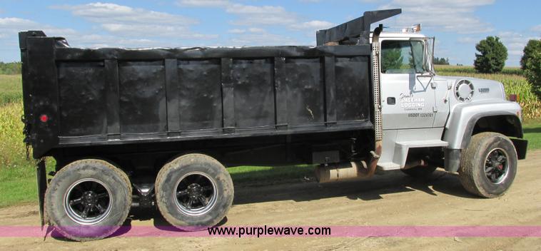 image for item I3829 1992 Ford LT8000 dump truck