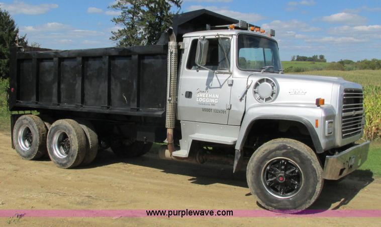 image for item I3829 1992 Ford LT8000 dump truck