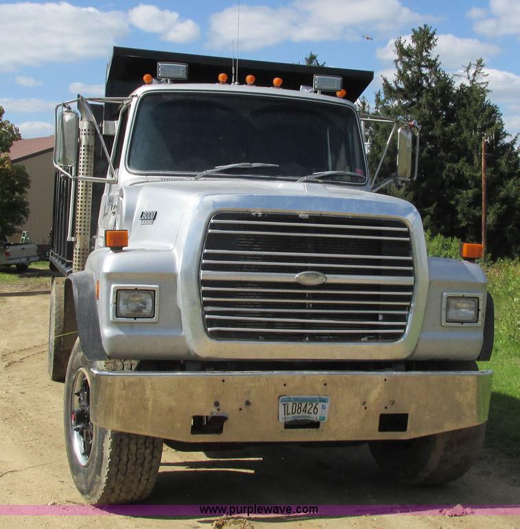 image for item I3829 1992 Ford LT8000 dump truck
