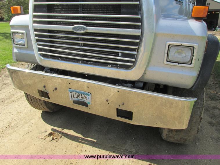 image for item I3829 1992 Ford LT8000 dump truck