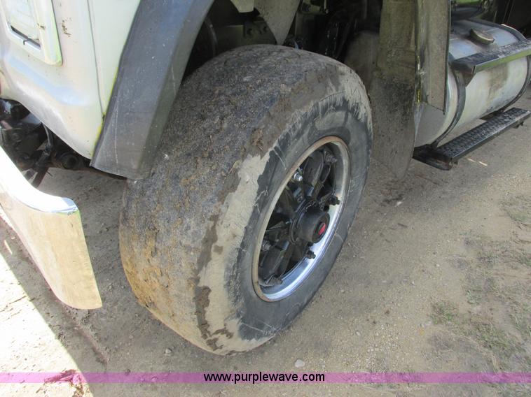 image for item I3829 1992 Ford LT8000 dump truck