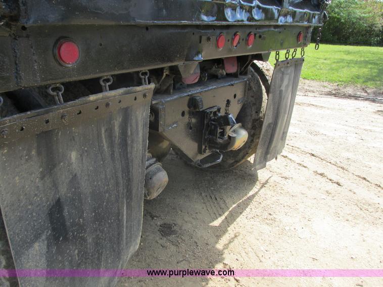 image for item I3829 1992 Ford LT8000 dump truck