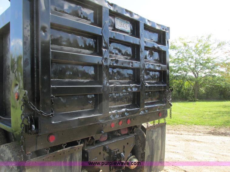 image for item I3829 1992 Ford LT8000 dump truck