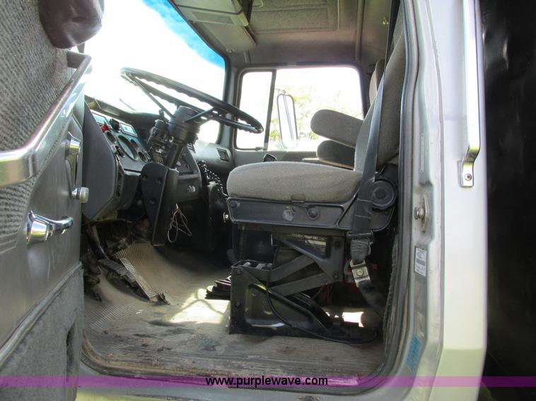 image for item I3829 1992 Ford LT8000 dump truck