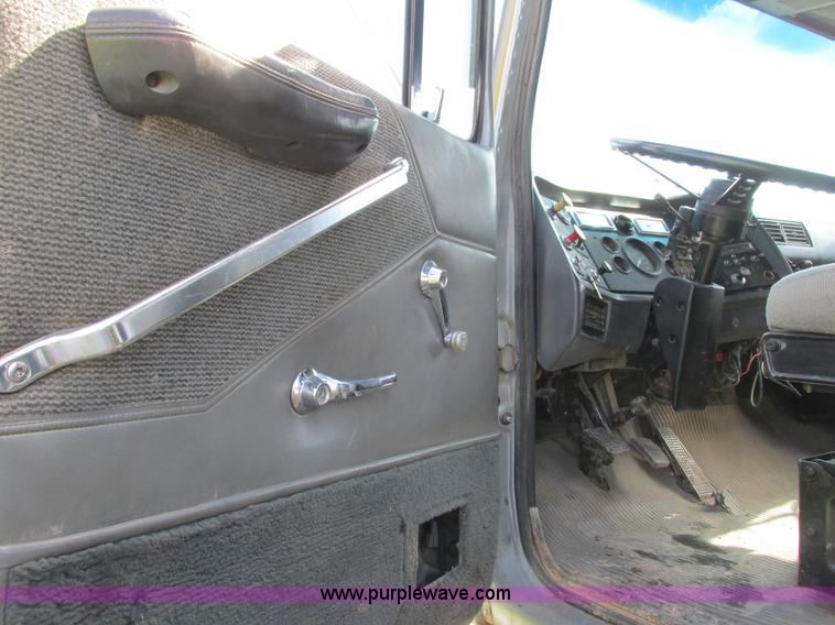 image for item I3829 1992 Ford LT8000 dump truck