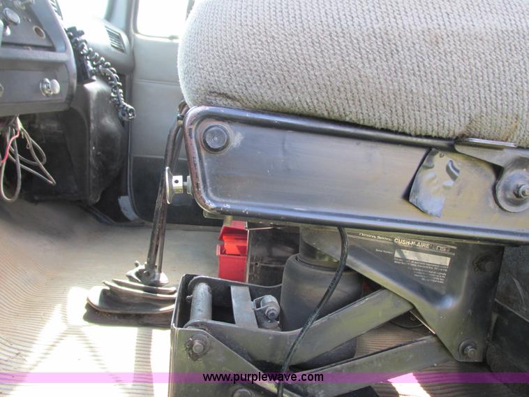 image for item I3829 1992 Ford LT8000 dump truck