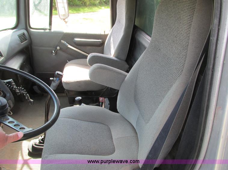 image for item I3829 1992 Ford LT8000 dump truck