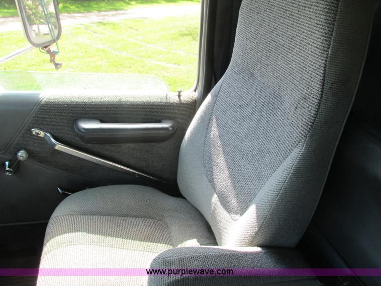 image for item I3829 1992 Ford LT8000 dump truck