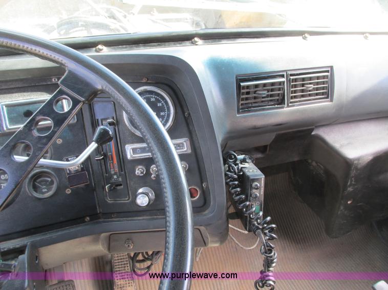 image for item I3829 1992 Ford LT8000 dump truck