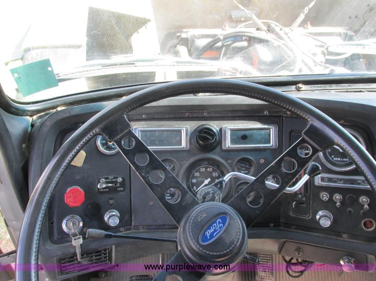 image for item I3829 1992 Ford LT8000 dump truck