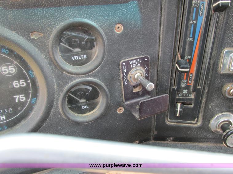 image for item I3829 1992 Ford LT8000 dump truck