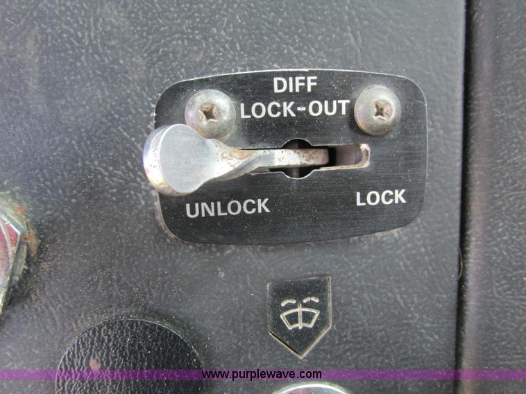 image for item I3829 1992 Ford LT8000 dump truck